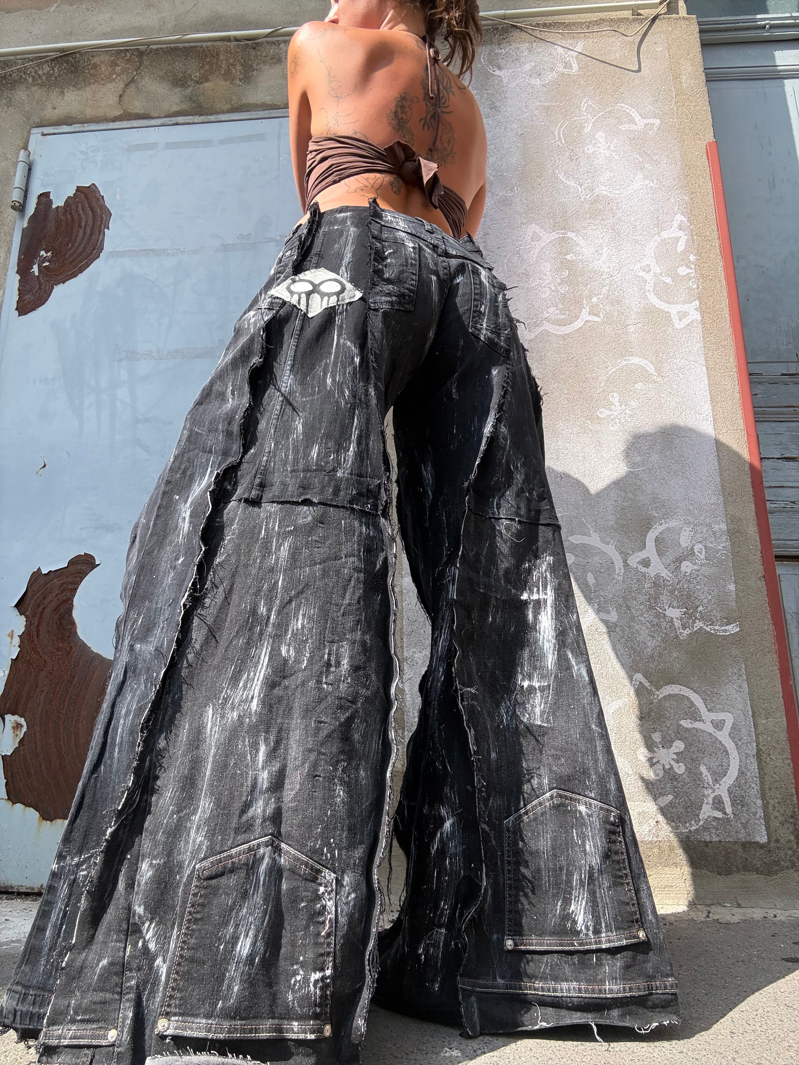 EXTRA BAGGY ALL BLACK / WHITE STAINED SPG PANTS