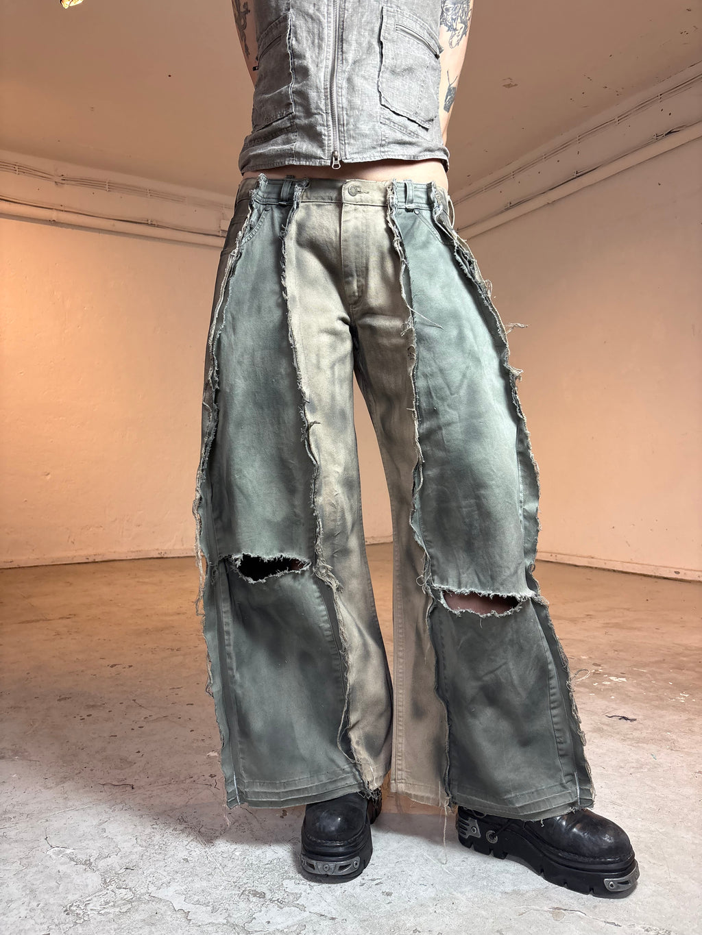 LIMITED EDITION BAGGY RIPPED SAND/GREEN STAINED SPG PANTS