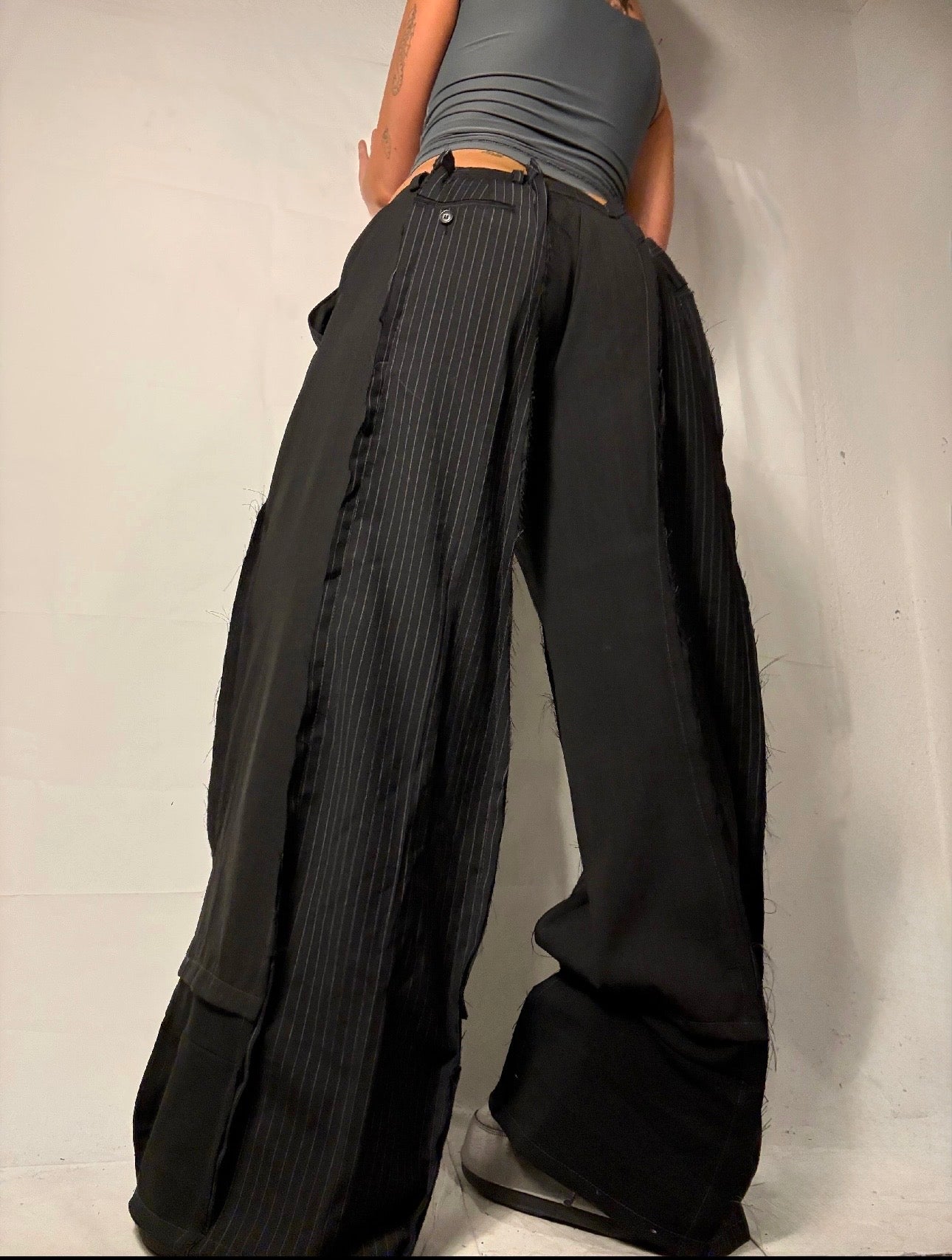 BAGGY BLACK PINSTIBE SPG SUITPANTS