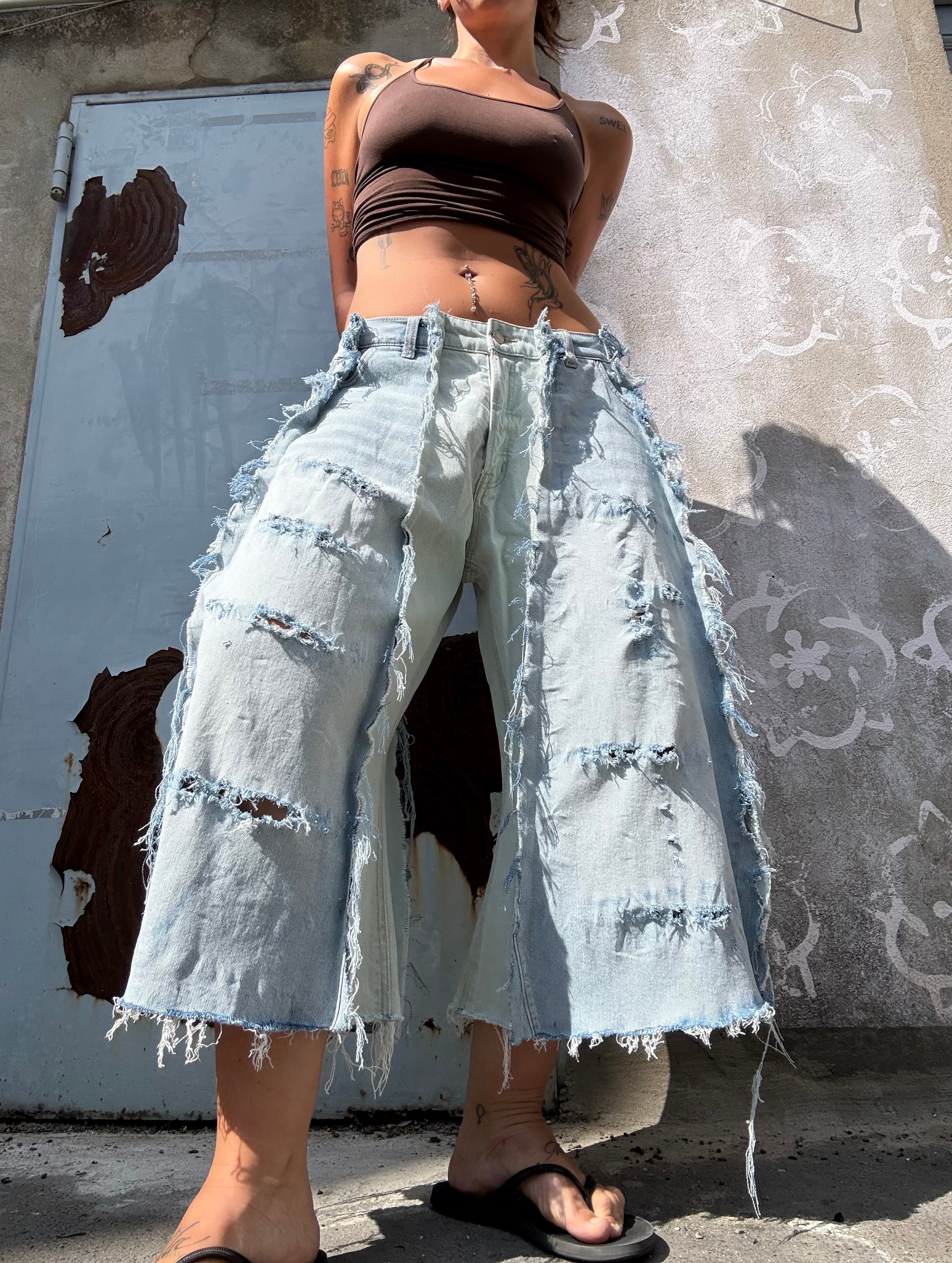 EXTRA BAGGY RIPPED LIGHT DENIM SPG JORTS