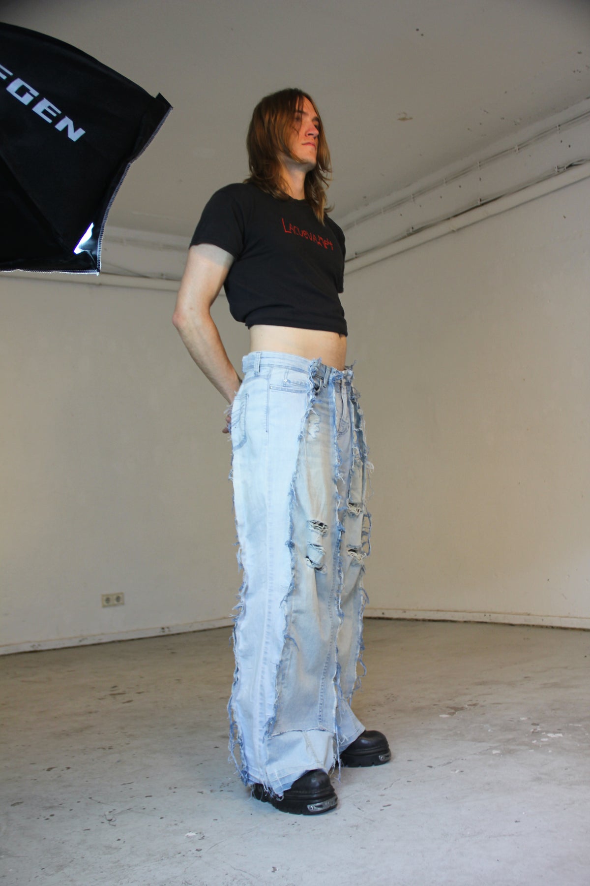 FLARED DISTRESSED LIGHT DENIM SPG PANTS