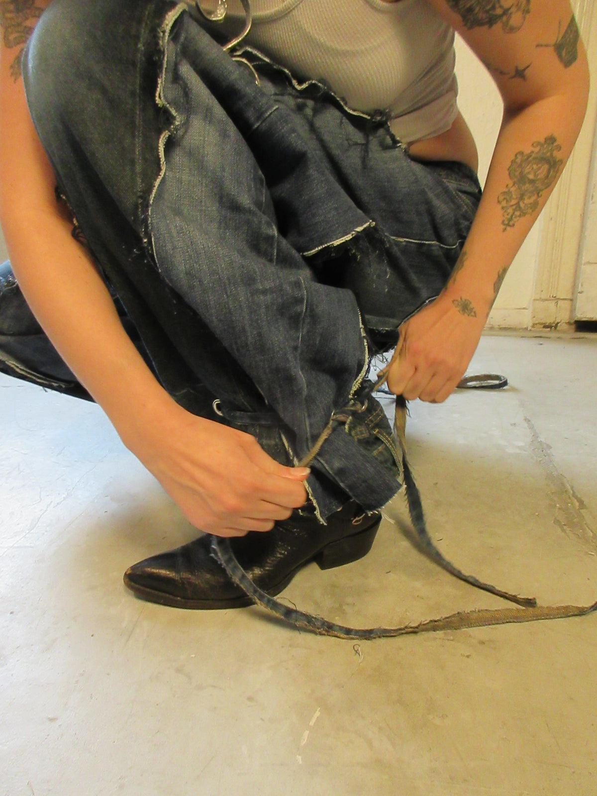 BAGGY TIE-IN DARK DENIM SPG PANTS