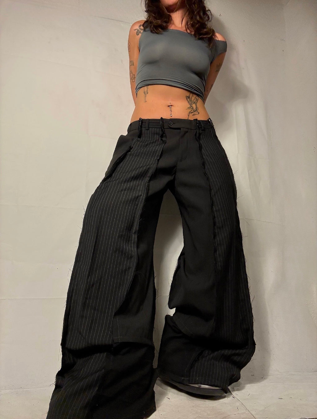 BAGGY BLACK PINSTIBE SPG SUITPANTS
