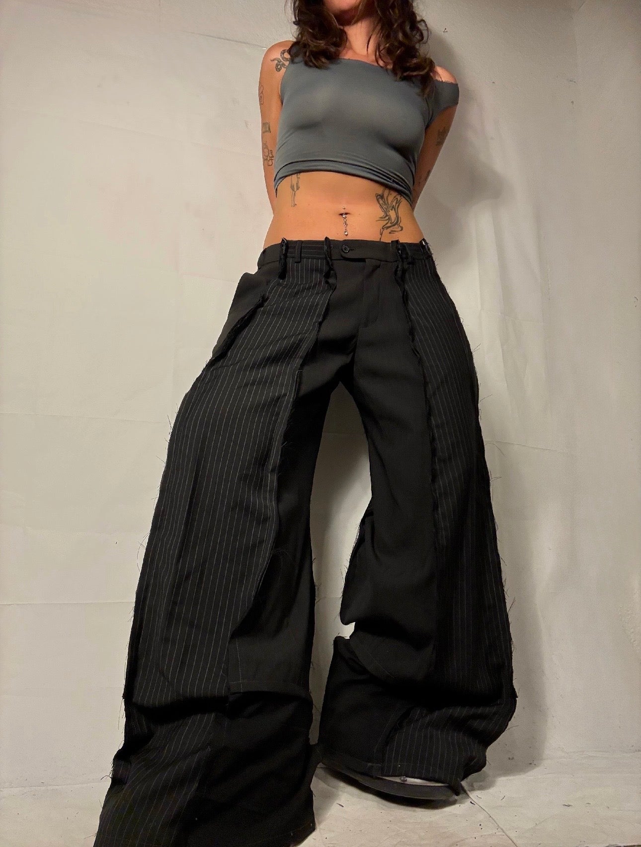 BAGGY BLACK PINSTIBE SPG SUITPANTS