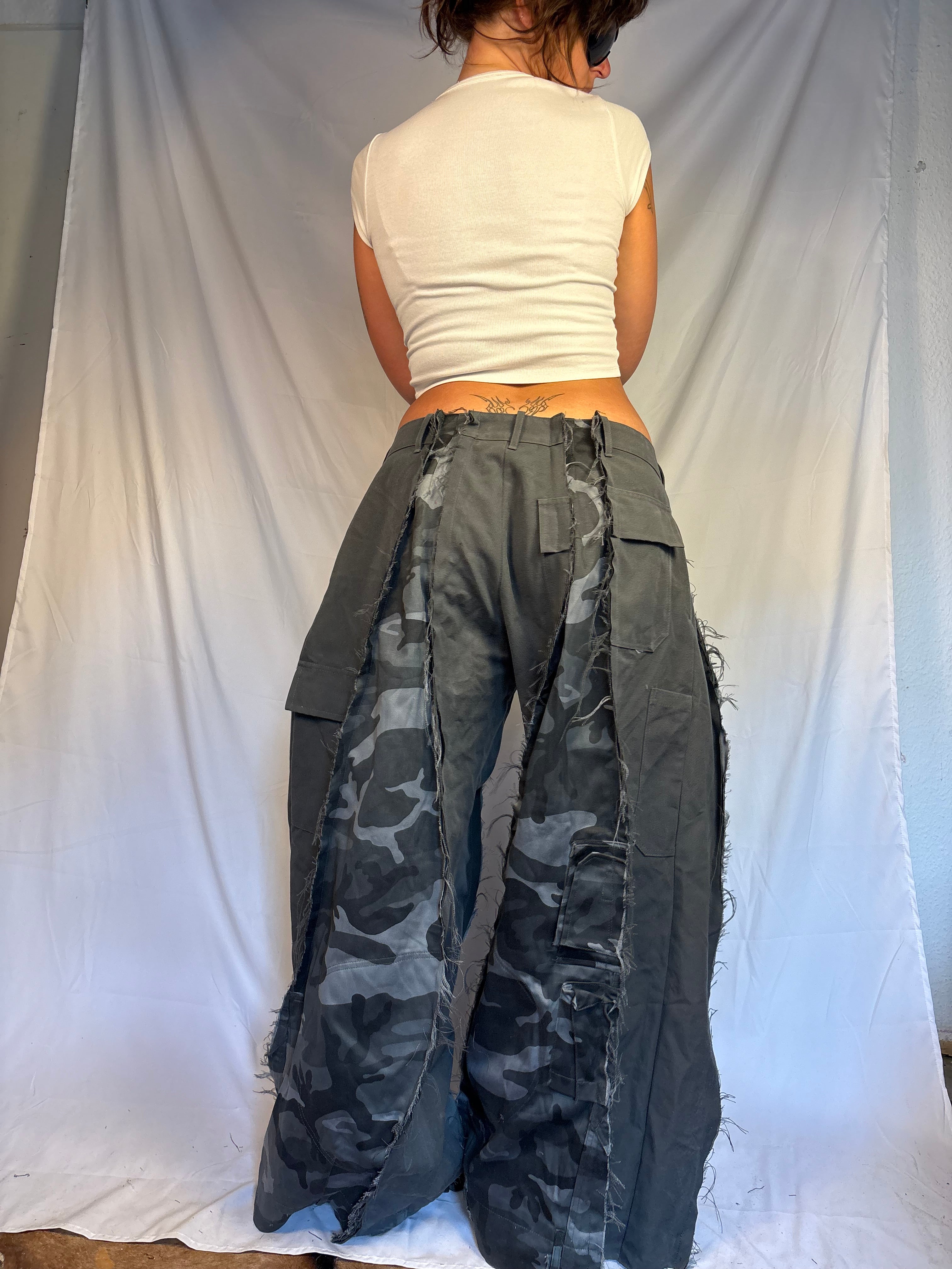 EXTRA BAGGY DARK CAMO CARGO SPG PANTS