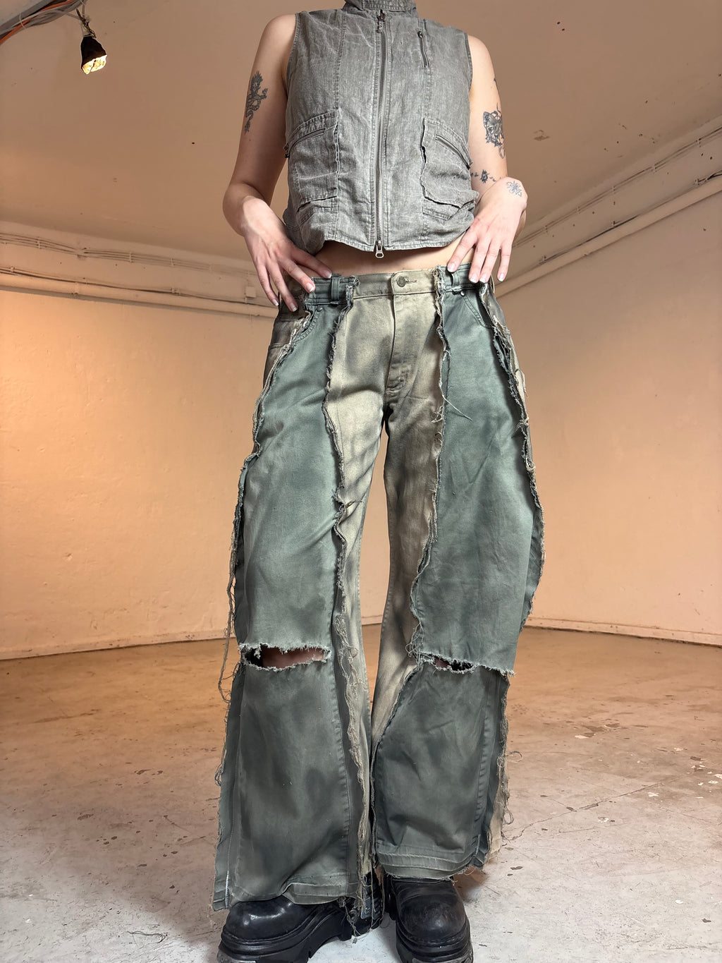 LIMITED EDITION BAGGY RIPPED SAND/GREEN STAINED SPG PANTS