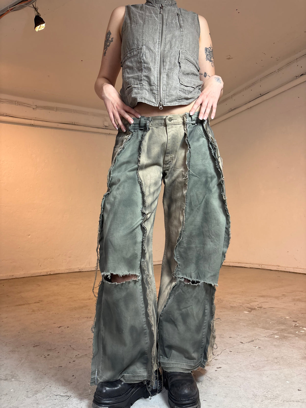 LIMITED EDITION BAGGY RIPPED SAND/GREEN STAINED SPG PANTS