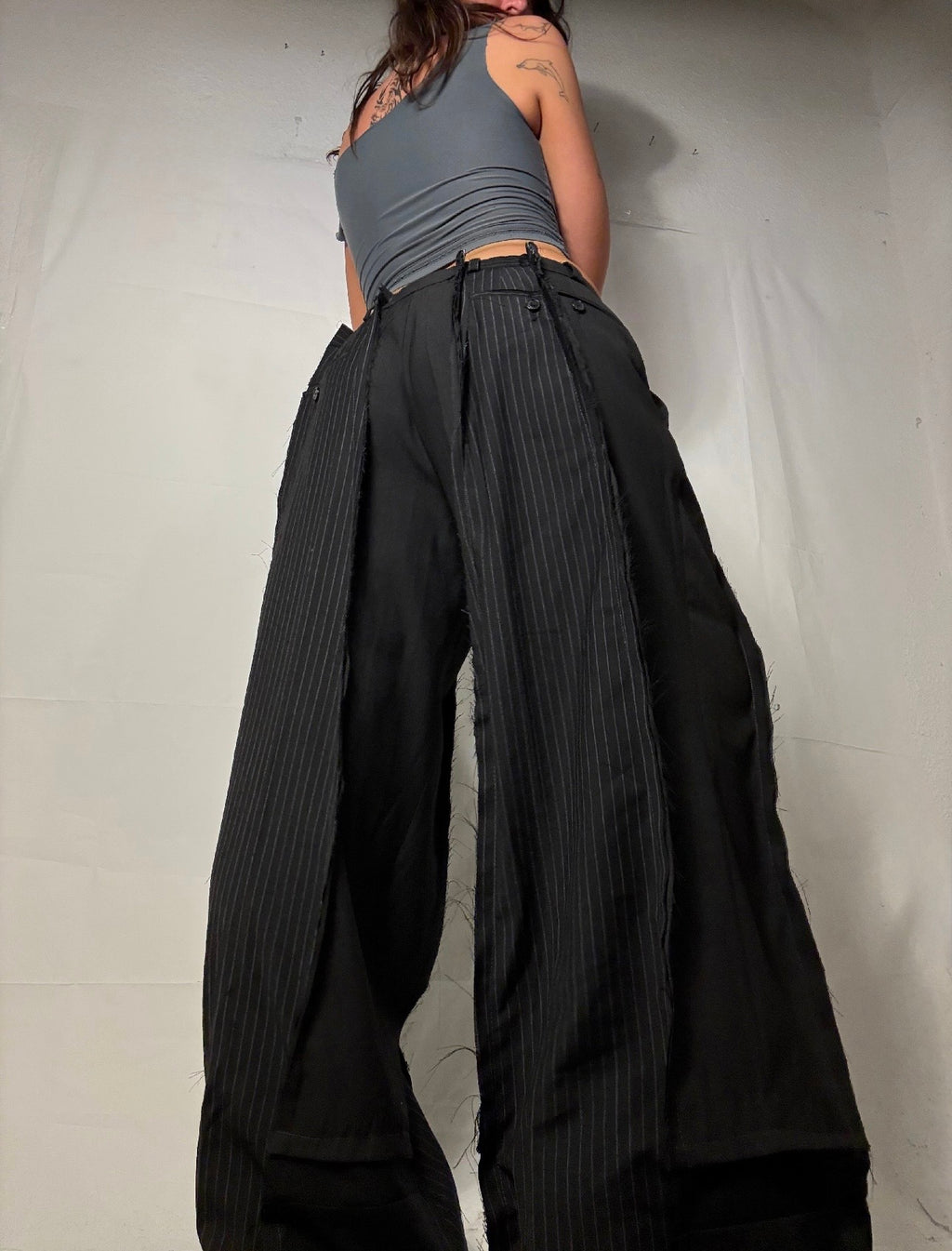 BAGGY BLACK PINSTIBE SPG SUITPANTS
